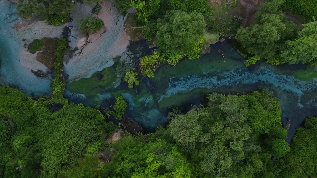 무성하고 아름다운 푸른 비스트리스 강, 알바니아를 따라 공중 구불구불