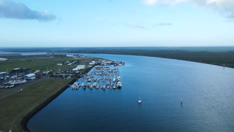 una vista muy reveladora de varios barcos atracados en un puerto protegido ubicado en la ciudad de bargara bundargerg queensland australia