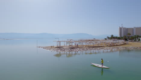 Rettungsschwimmer-Auf-Einem-Standup-Paddle-Im-Toten-Meer