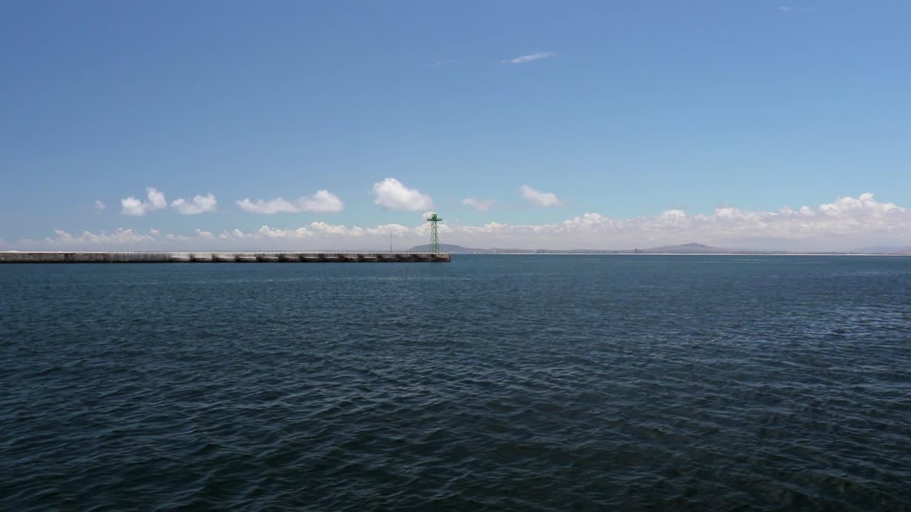 남아프리카 공화국 케이프 타운의 va 해안가를 떠나는 쌍동선의 측면에서 게를 잡는 장면