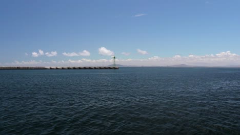 Ein-Krabbenschuss-Von-Der-Seite-Eines-Katamarans,-Der-Die-VA-Waterfront-In-Kapstadt,-Südafrika,-Verlässt