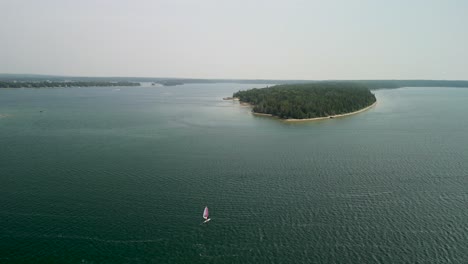 Vuelo-Aéreo-De-Windsurfista-En-El-Lago-Huron,-Michigan