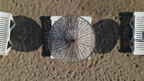 sombrillas de playa vacías