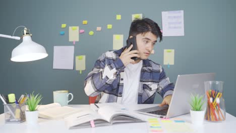 Estudiante-Hablando-De-La-Lección-Por-Teléfono.