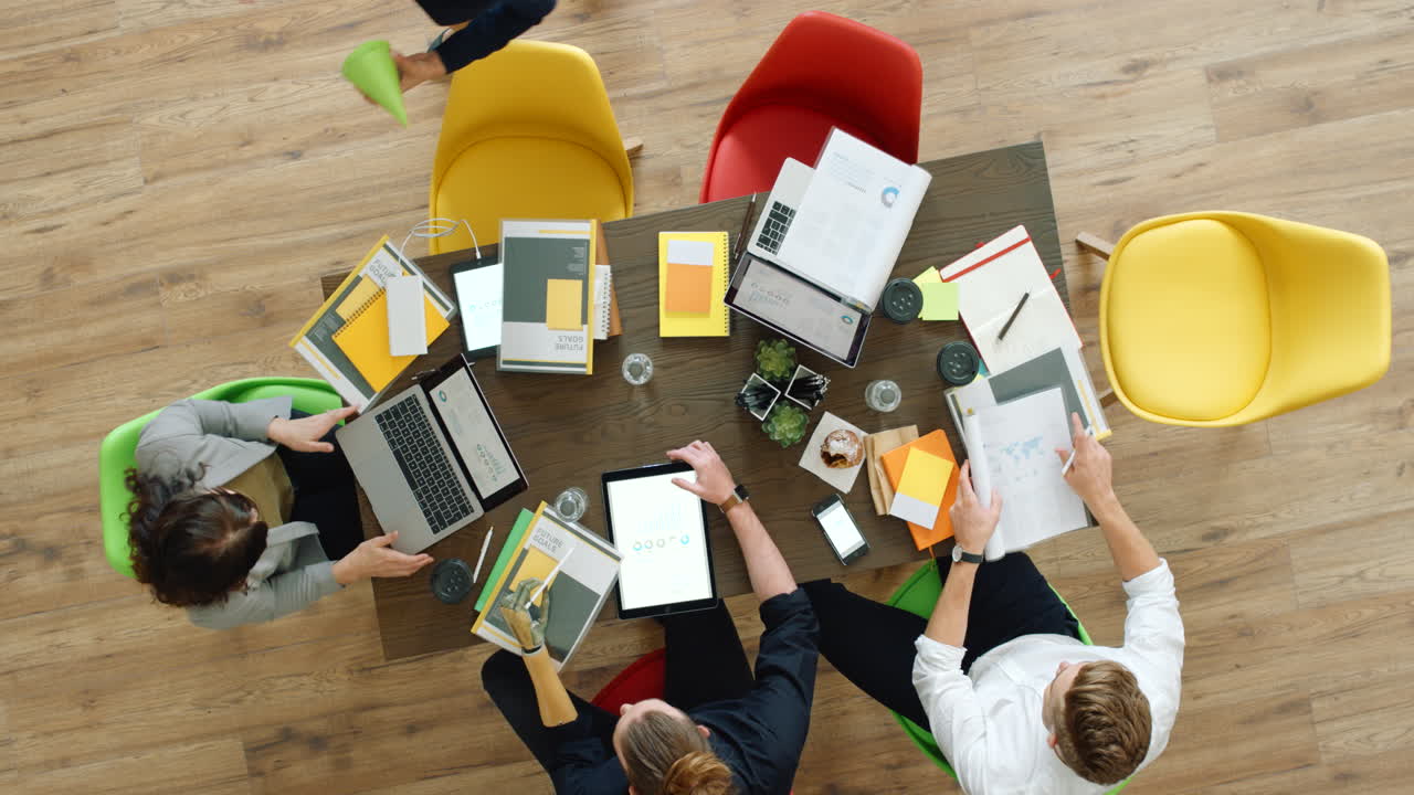 vista de arriba, gente de negocios o pastel de cumpleaños