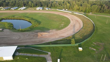 Pista-De-Carreras-De-Caballos-Abandonada-En-El-Recinto-Ferial-Del-Condado-De-Isabella,-Vista-Aérea-De-Drones