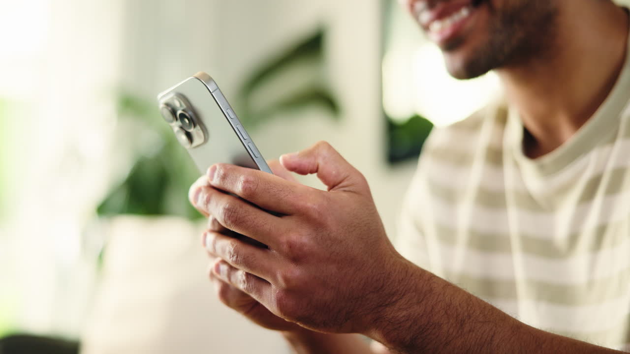 Primo piano di un uomo che scorre lo smartphone e sorride