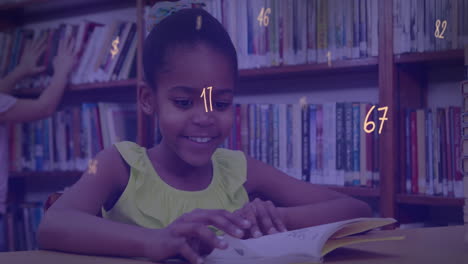 animación de números y símbolos flotando sobre una niña afroamericana estudiando en la biblioteca de la escuela