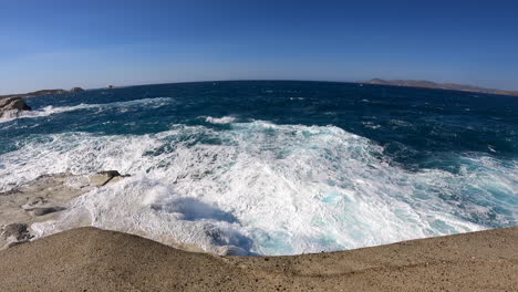 Orilla-Del-Mar-Mediterráneo-En-Grecia-Espuma-Y-Enorme