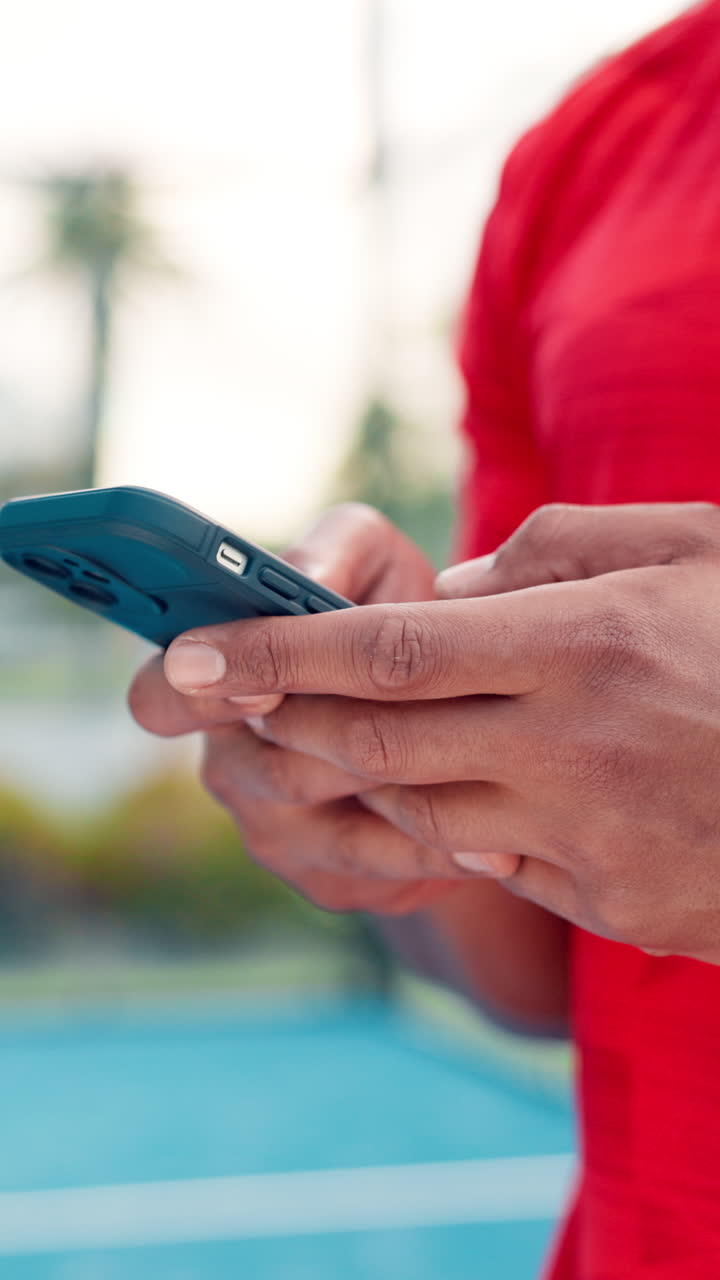 Primo piano di mani che digitano su uno smartphone all'aperto