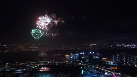 Moscú-De-Noche.-Fuegos-Artificiales-Festivos-Sobre-La-Ciudad-Nocturna.