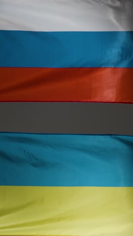 disparo de seguimiento vertical de las banderas ucraniana y rusa