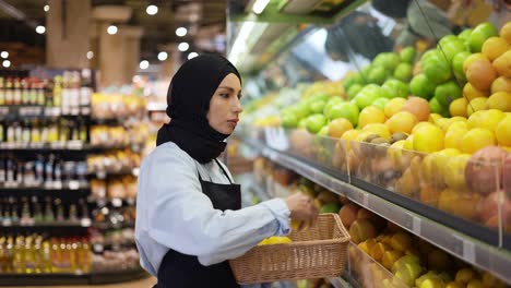 Muslimische-Frau-Arrangiert-Die-Früchte-Im-Supermarkt