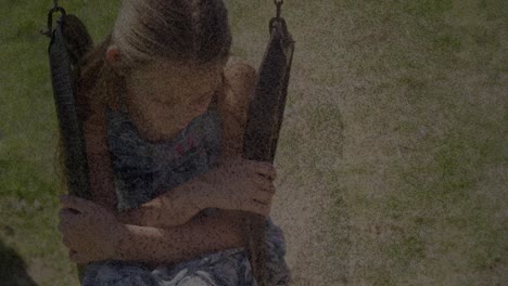 animación de la textura agrietada cambiando sobre las niñas caucásicas tristes sentadas en el columpio