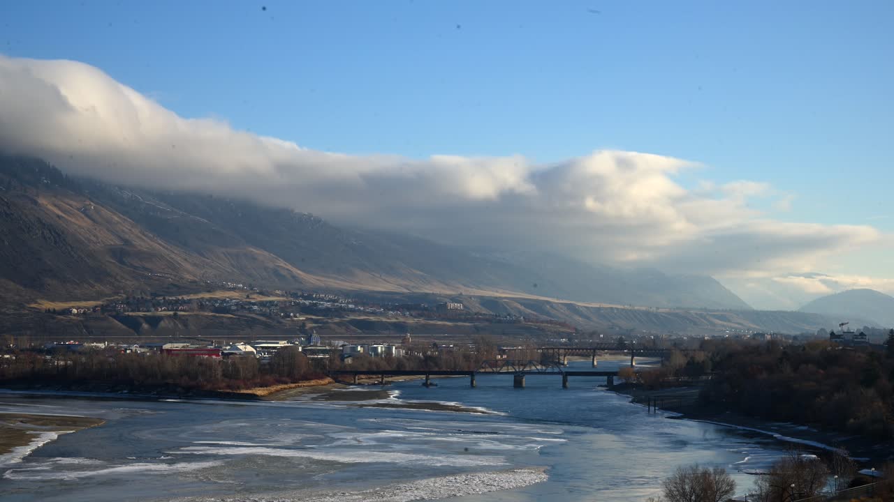 conectando la ciudad: un lapso de tiempo de los puentes en kamloops, columbia británica en un día de invierno parcialmente nublado