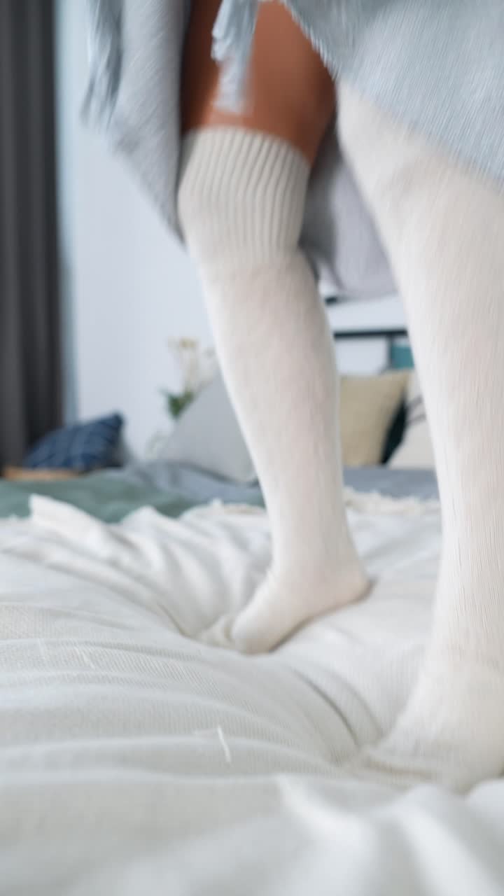 침대에 뛰어드는 사람