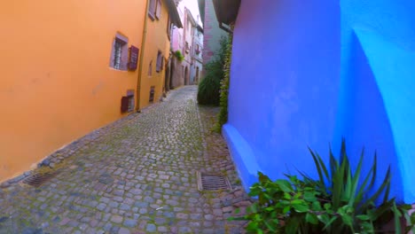 Un-Pintoresco-Callejón-En-Una-Antigua-Ciudad-Francesa