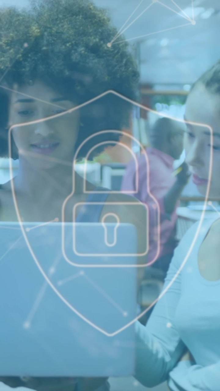 Animazione di lucchetto di sicurezza online ed elaborazione dati su diversi professionisti in ufficio.