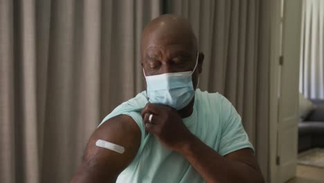 hombre afroamericano que muestra un yeso en el brazo donde fue vacunado contra el coronavirus