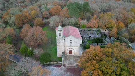 órbita-Alrededor-De-La-Entrada-Del-Antiguo-Monasterio-Bon-Jesus-De-Trandeiras,-Xinzo-De-Limia-Ourense,-España