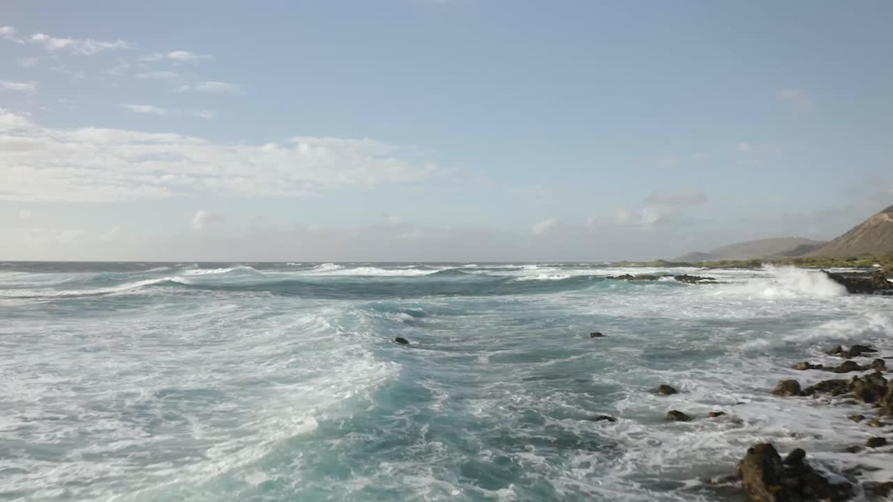 empujando bajo a lo largo de las olas del océano