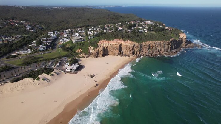 Redhead Beach e Redhead Point nel NSW, Australia - Ripresa aerea.