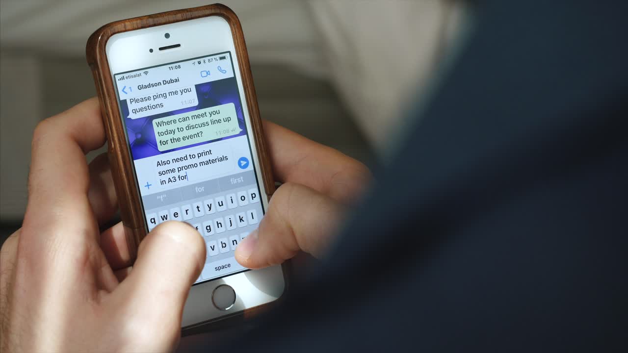 persona que envía mensajes de texto en su teléfono inteligente