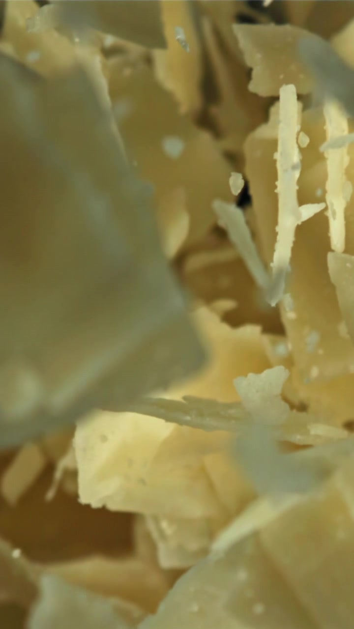 Copeaux de Parmesan tombant au ralenti