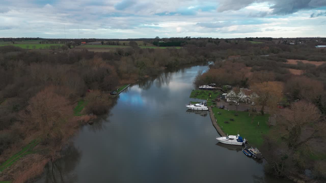 오스 강 위의 가을 비행, 배의 전망과 함께