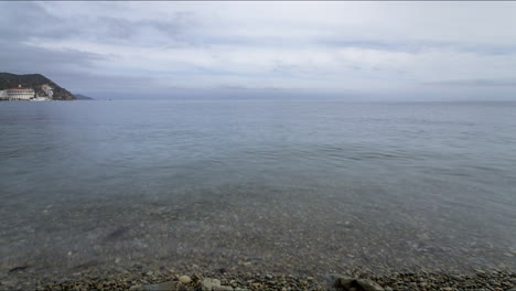 Viendo-Pasar-Las-Mareas-Y-Las-Nubes-En-La-Isla-Catalina-Mirando-El-Océano-Pacífico