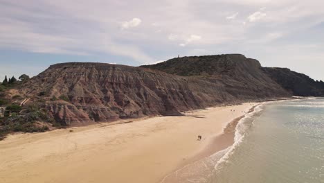 gente paseando por el mar