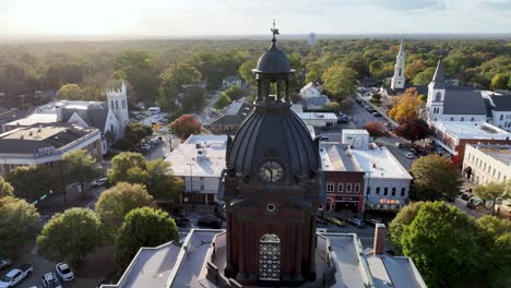 Palacio-De-Justicia-En-órbita-Aérea-En-Newnan,-Georgia.