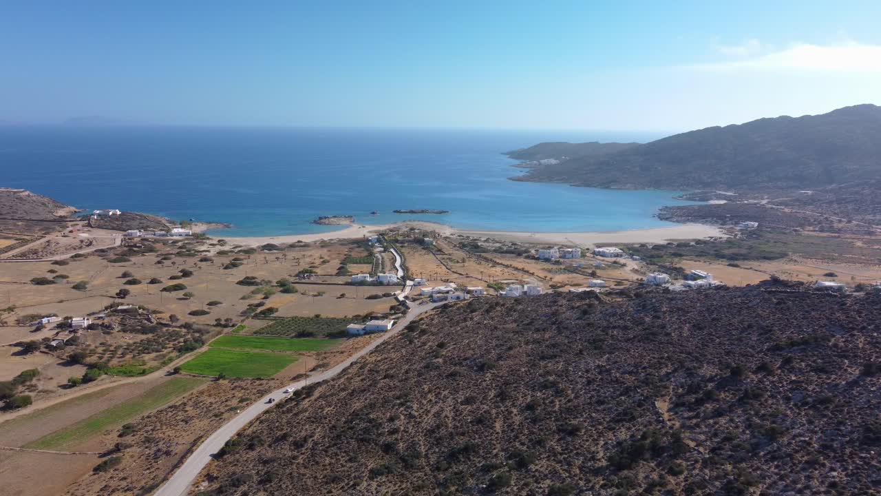 una vista aérea del camino a la playa de magganari, isla de ios, grecia