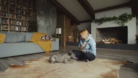 Mujer-Pelirroja-Y-Su-Perro-Bulldog-En-La-Alfombra-En-El-Piso-De-La-Sala-De-Estar-1