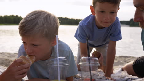 Family-having-picnic-on-the-beach