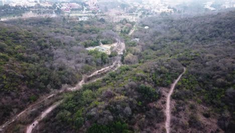 Einheimische,-Die-Von-Einer-Drohne-Gefangen-Genommen-Wurden,-Die-Auf-Den-Margalla-Hügeln-In-Islamabad-In-Pakistan-Spazieren-Ging