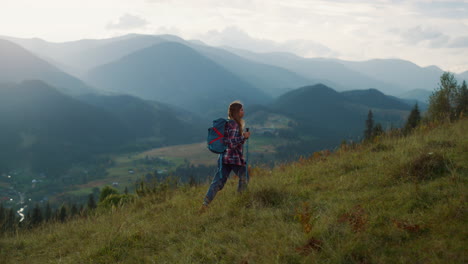 Frau-Erklimmt-Wanderberge.-Aktiver-Backpacker-Spaziergang-In-Der-Natur,-Grüner-Hügel-Bei-Sonnenaufgang.