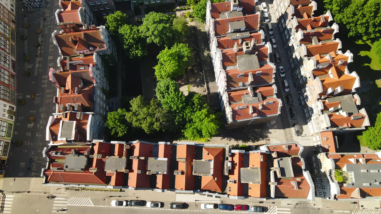 그단스크 폴란드의 아름다운 구시가지에 늘어선 전통 주거용 건물 - 공중 촬영