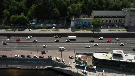 vista aérea de una calle de la ciudad con autopista y río
