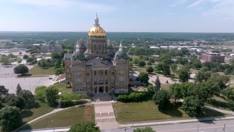 Edificio-Del-Capitolio-Del-Estado-De-Iowa-En-Des-Moines,-Iowa-Con-Video-De-Drones-Dando-Vueltas