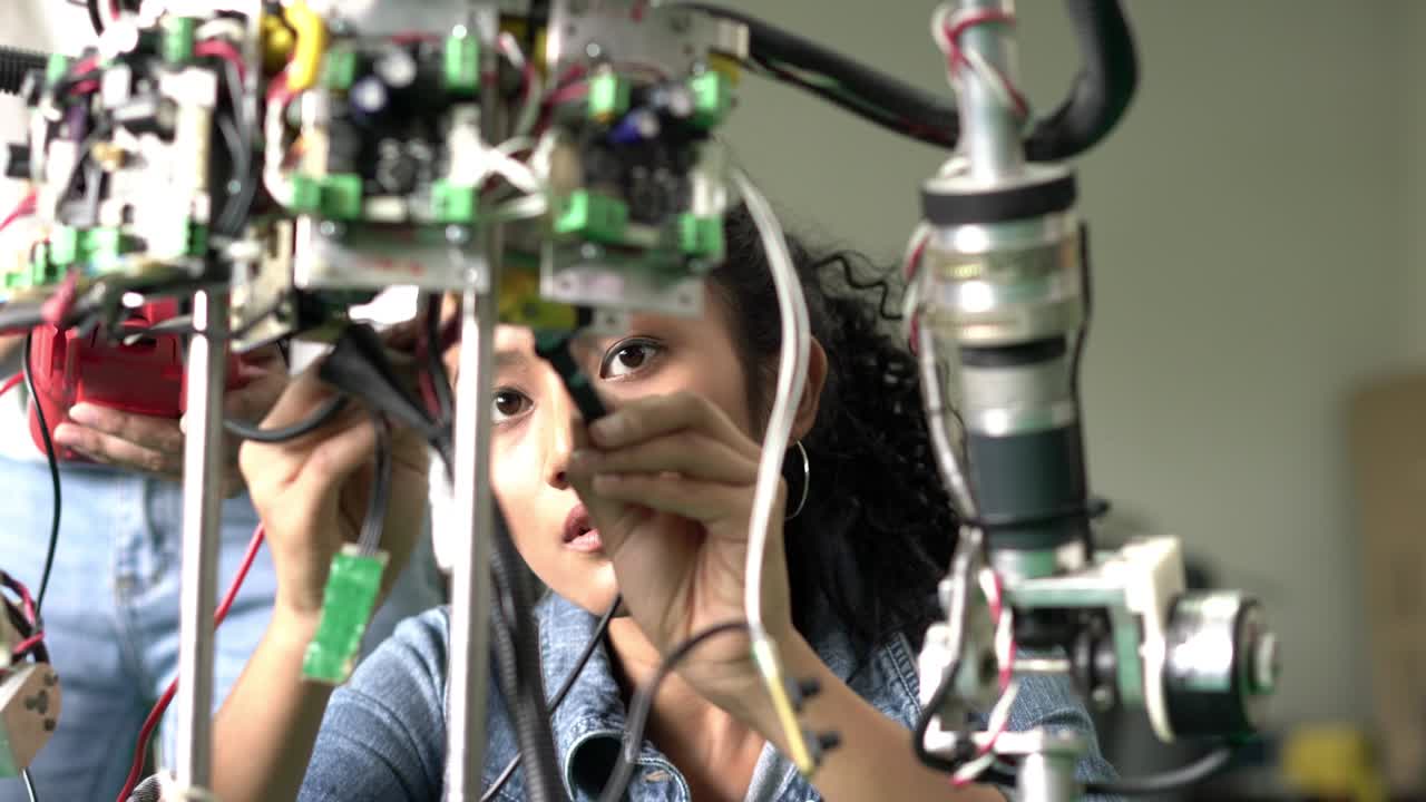 ingeniera mujer colaborando en el desarrollo de robots en laboratorios modernos. concepto de tecnología de hardware, ingeniería robótica, inteligencia artificial y control de automatización. resolución 4k.