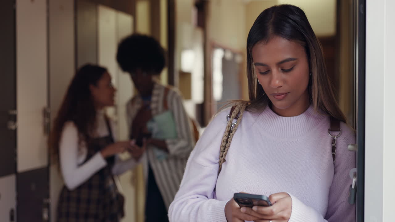 teléfono, intimidación y ansiedad con una mujer en la universidad
