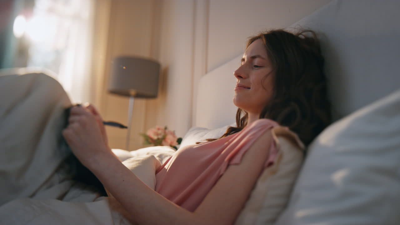 미소 짓는 소녀는 집에서 아이디어를 생각하고, 사려 깊고 평온한 여성은 일기에 메모를 합니다.