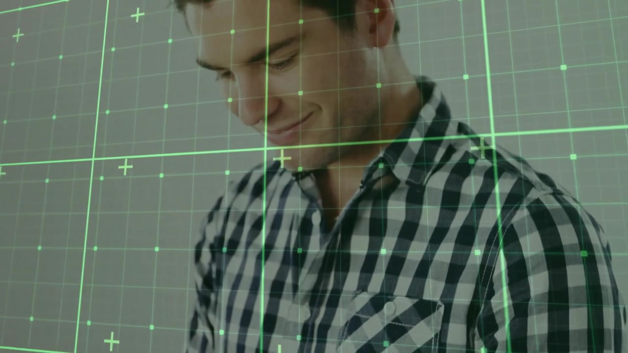 Homem tocando na tela do smartphone em estúdio de tecnologia, revelando sobreposição de grade verde mostrando satisfação.