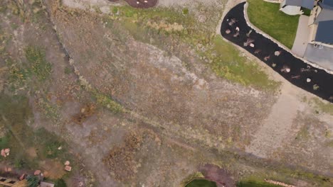 Vista-Aérea-Directa-Hacia-Abajo-De-Una-Casa-Personalizada-De-Diseño-De-Lujo-Y-Luego-Inclínela-Hacia-Arriba-Para-Revelar-La-Ubicación-En-Las-Montañas-En-Una-Comunidad-De-Campos-De-Golf-En-Heber,-Utah.