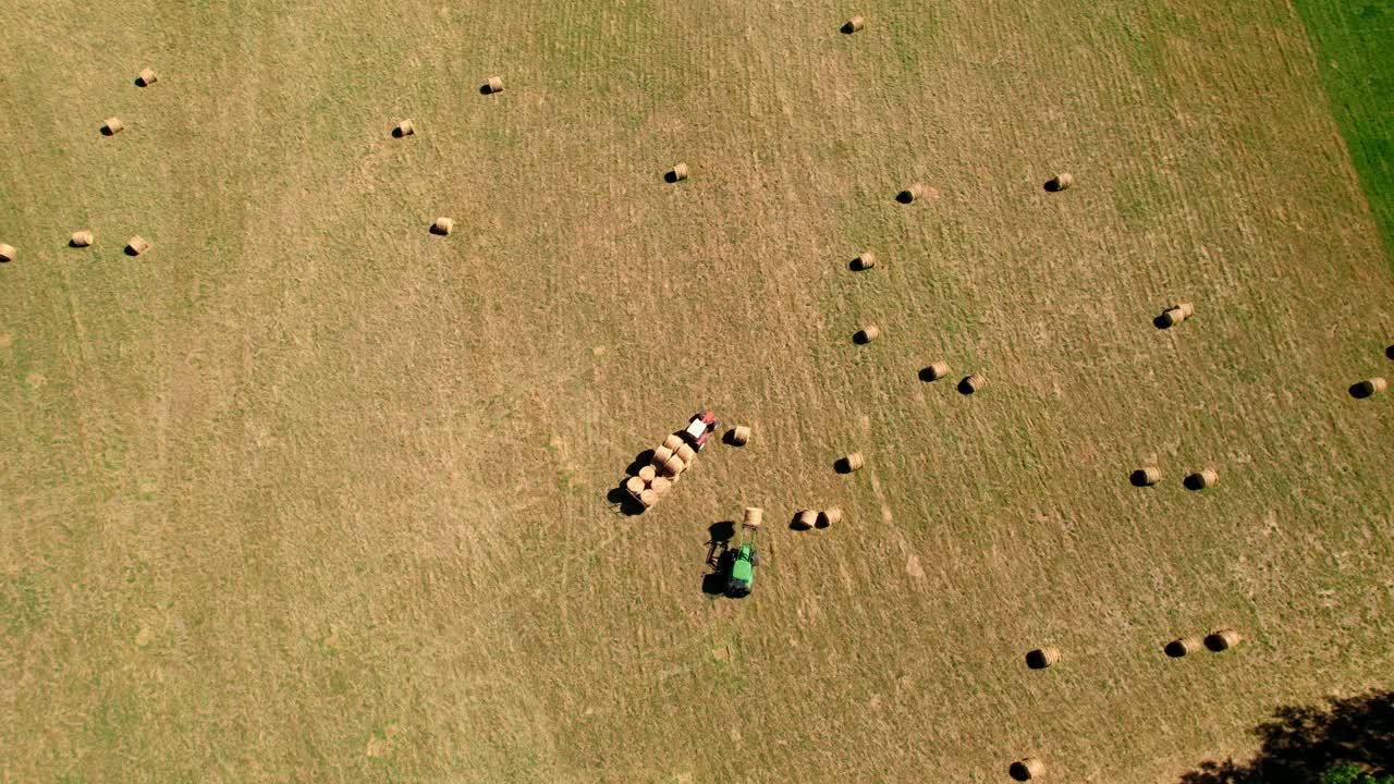 농촌  에서  가루 를 쌓는 트랙터