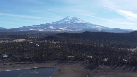 Aerial-shot-of-Mount-Shasta-in-Northern-California