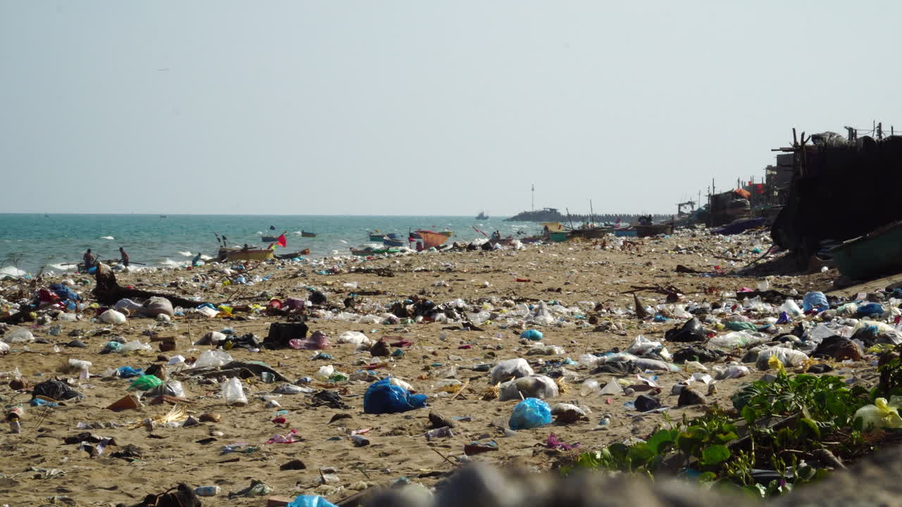 basura plástica esparcida en la orilla del mar de la playa en phan ri cua, vietnam