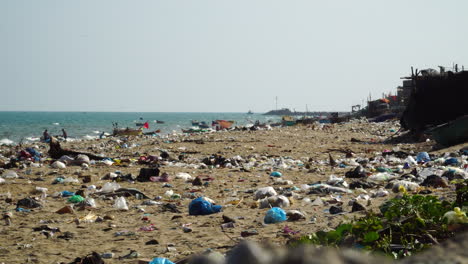 Basura-Plástica-Esparcida-En-La-Orilla-Del-Mar-De-La-Playa-En-Phan-Ri-Cua,-Vietnam