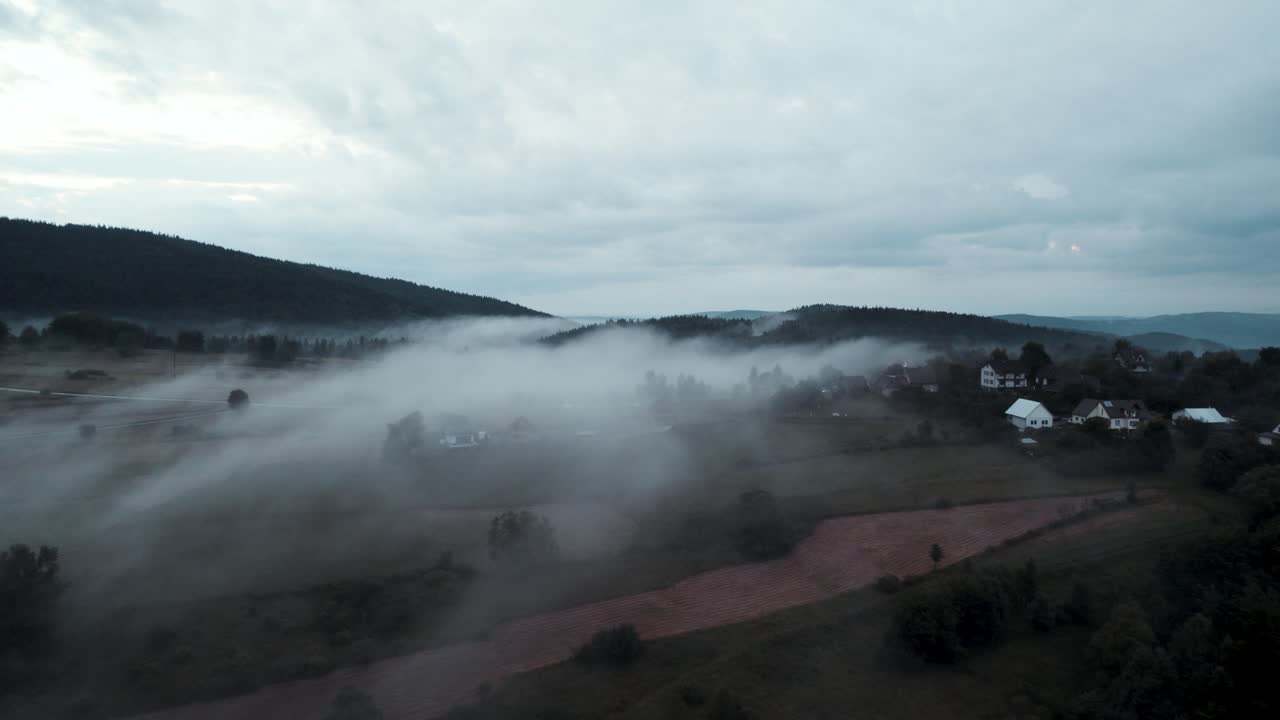 toma aérea de niebla sobre casas y edificios